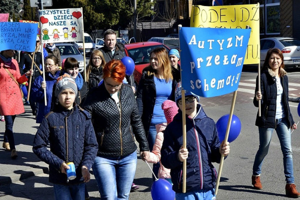 Niebieska sobota w Płońsku. Wszystkie dzieci nasze są! [FOTO]