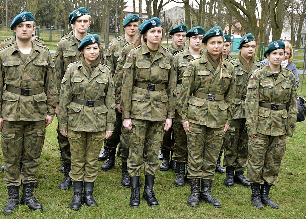 Gdy zgasną już znicze pod krzyżem katyńskim...