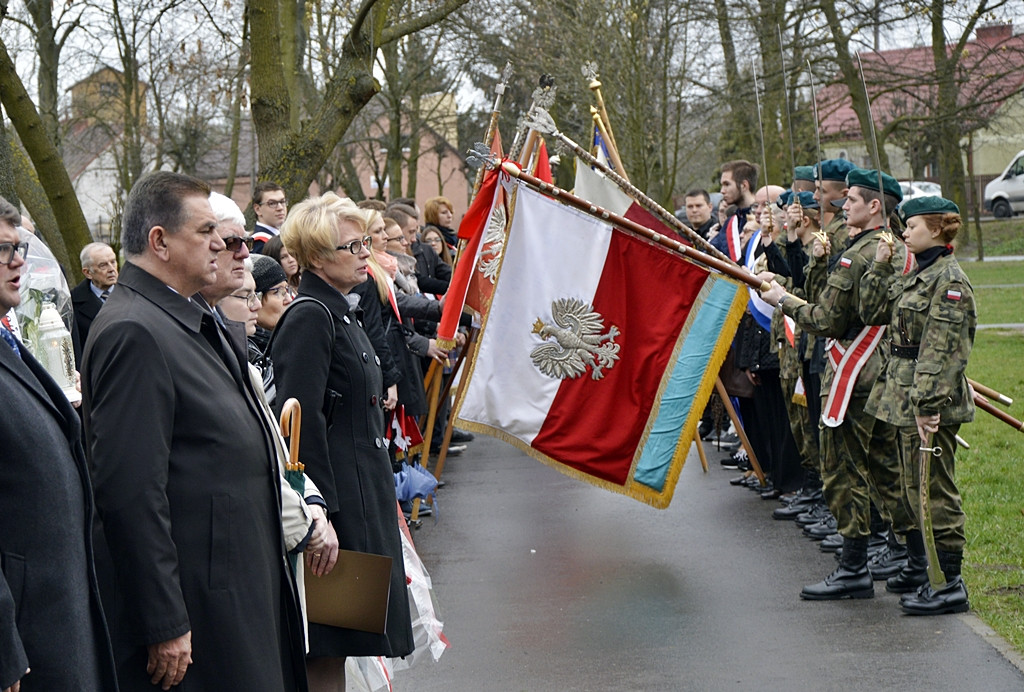 Gdy zgasną już znicze pod krzyżem katyńskim...