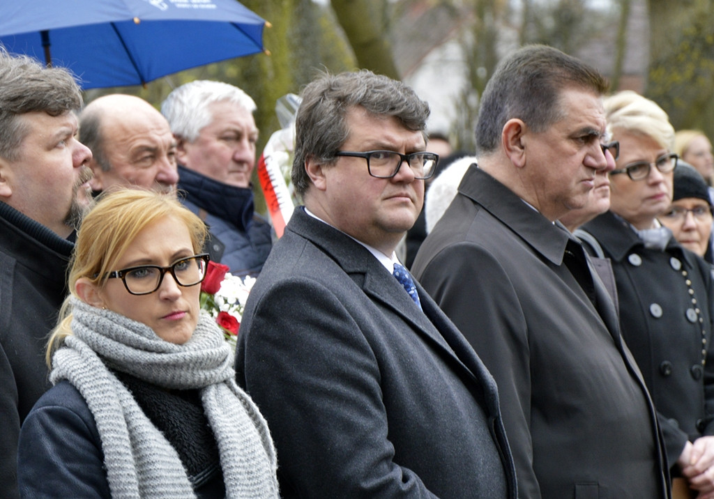 Gdy zgasną już znicze pod krzyżem katyńskim...