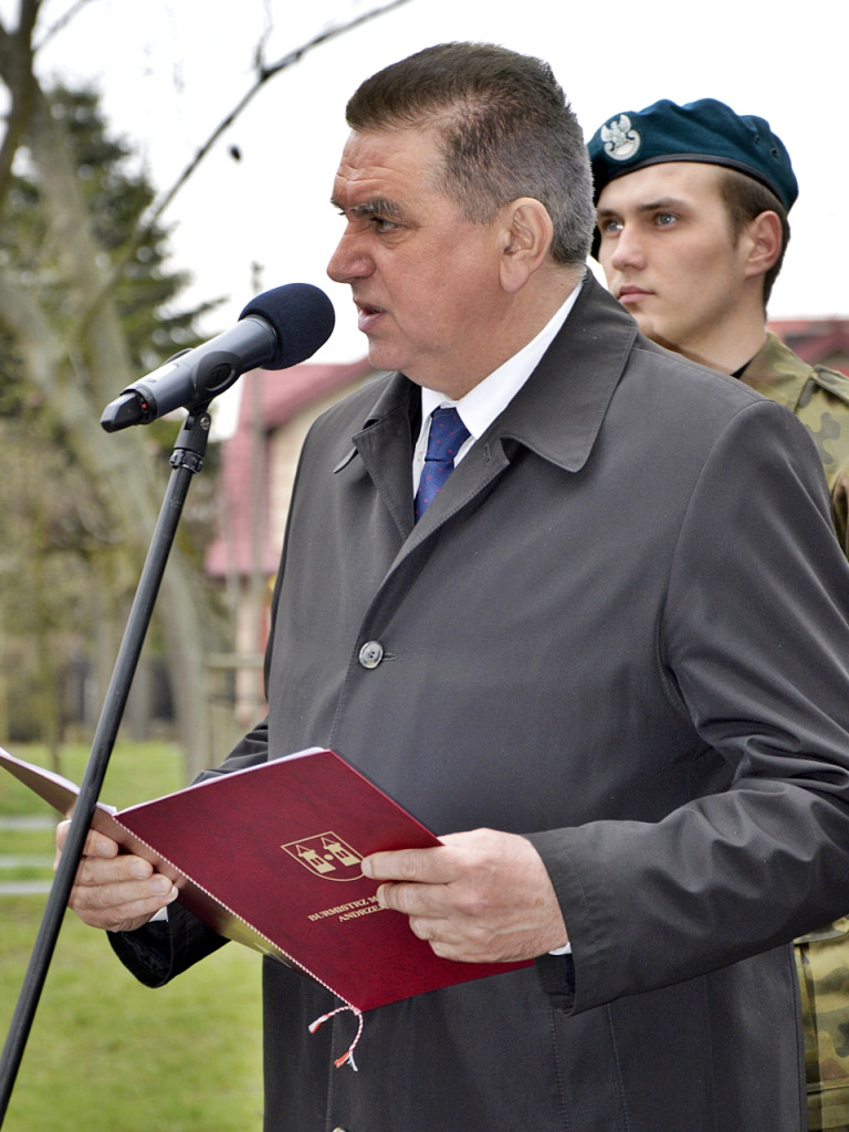 Gdy zgasną już znicze pod krzyżem katyńskim...