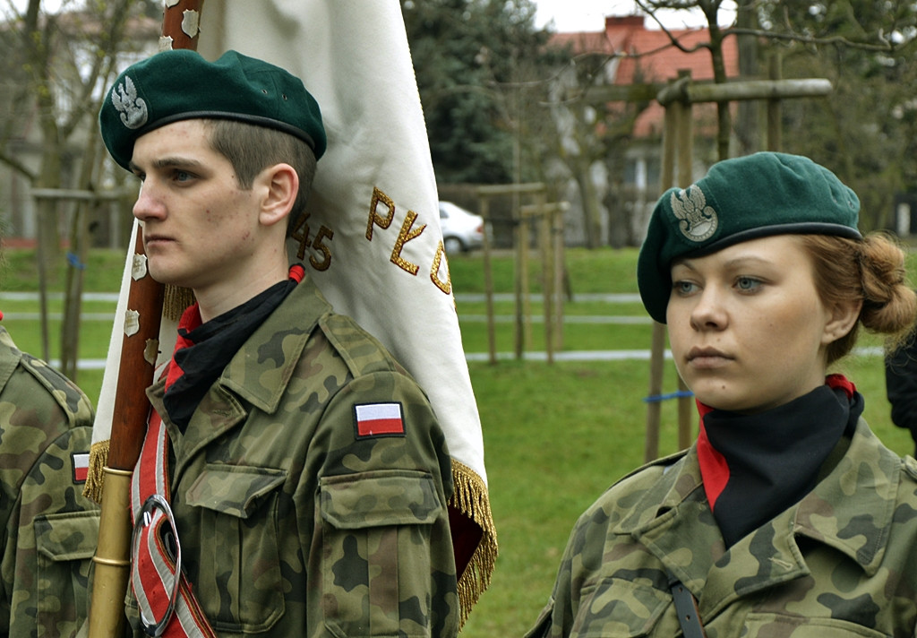 Gdy zgasną już znicze pod krzyżem katyńskim...