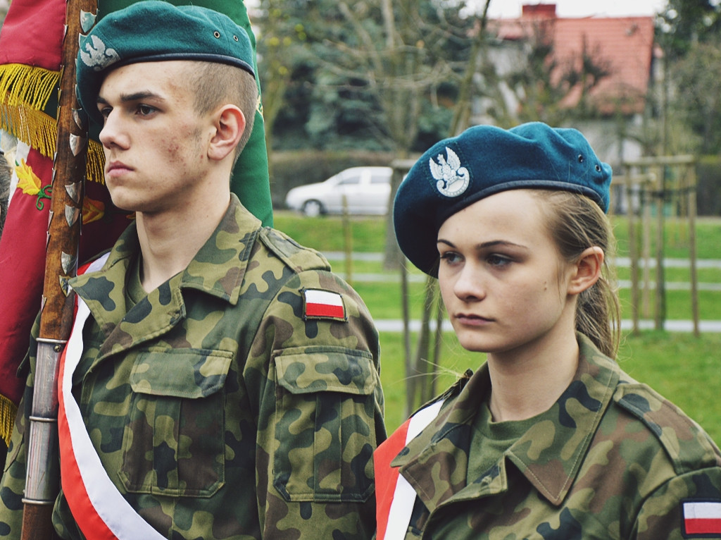 Gdy zgasną już znicze pod krzyżem katyńskim...