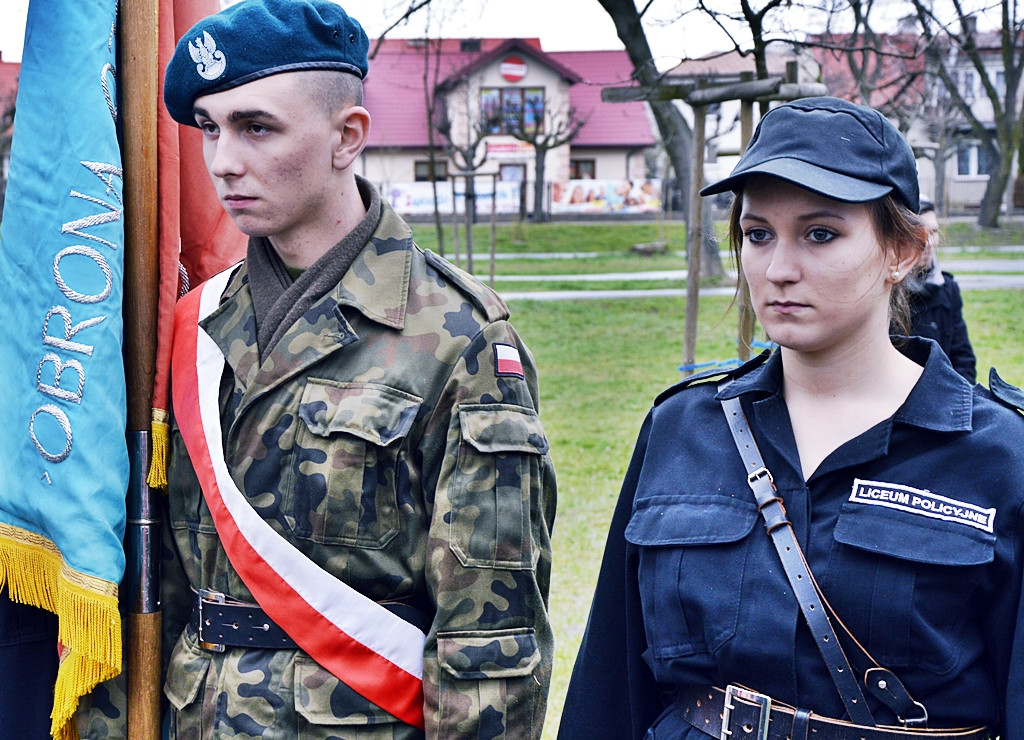 Gdy zgasną już znicze pod krzyżem katyńskim...