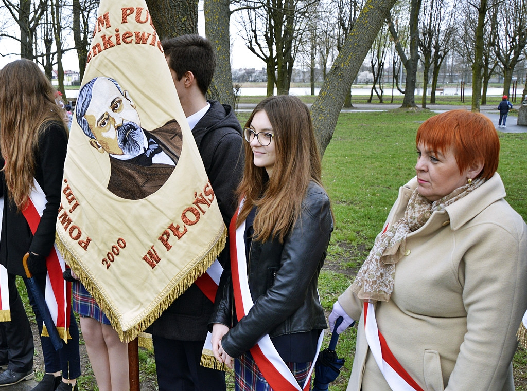 Gdy zgasną już znicze pod krzyżem katyńskim...