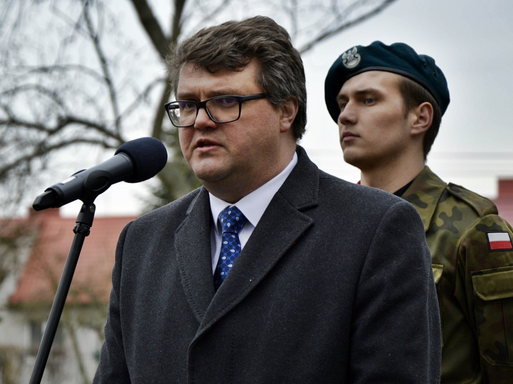 Gdy zgasną już znicze pod krzyżem katyńskim...