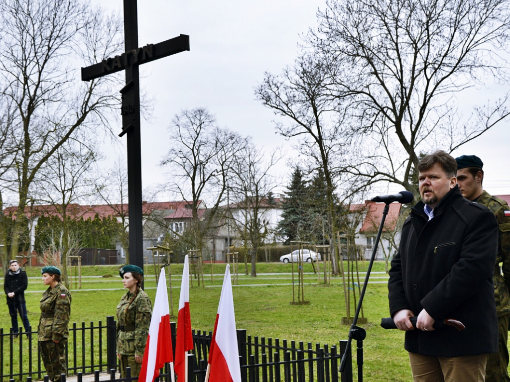 Gdy zgasną już znicze pod krzyżem katyńskim...