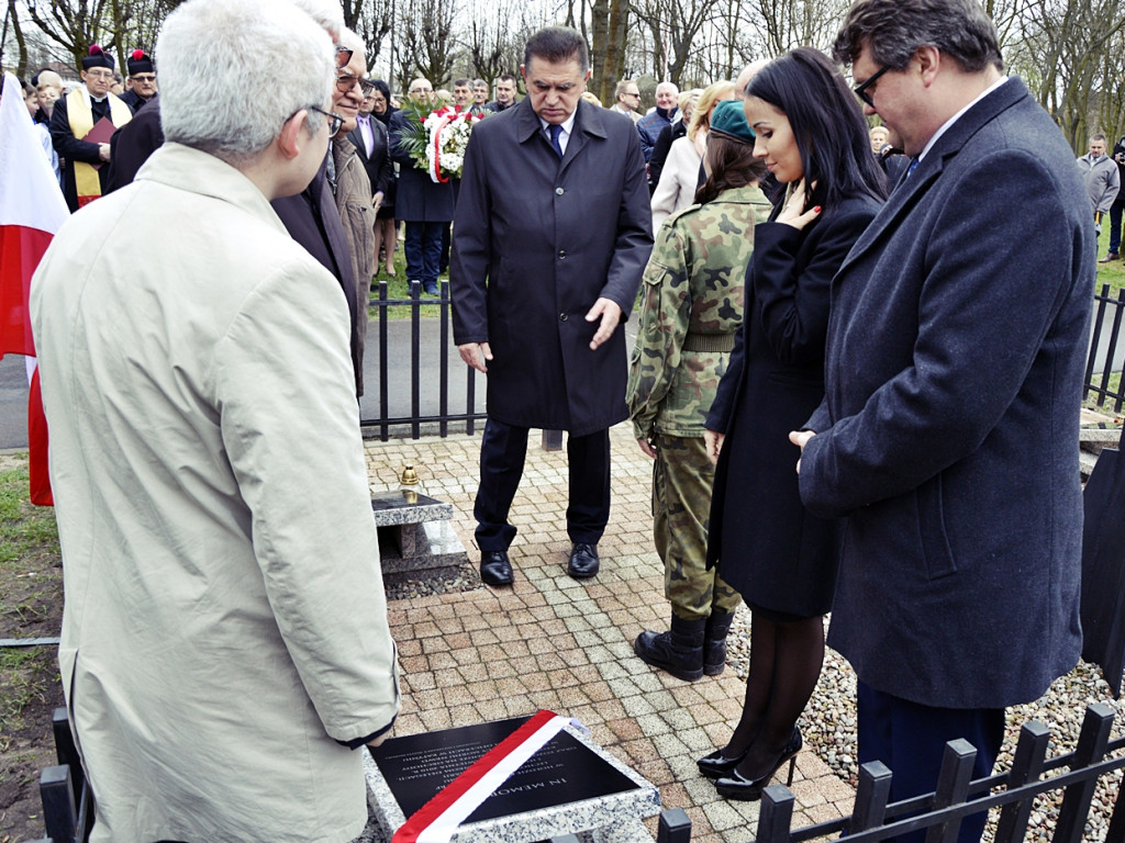 Gdy zgasną już znicze pod krzyżem katyńskim...
