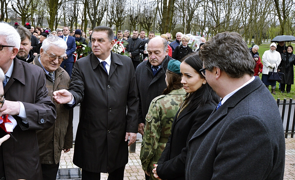 Gdy zgasną już znicze pod krzyżem katyńskim...