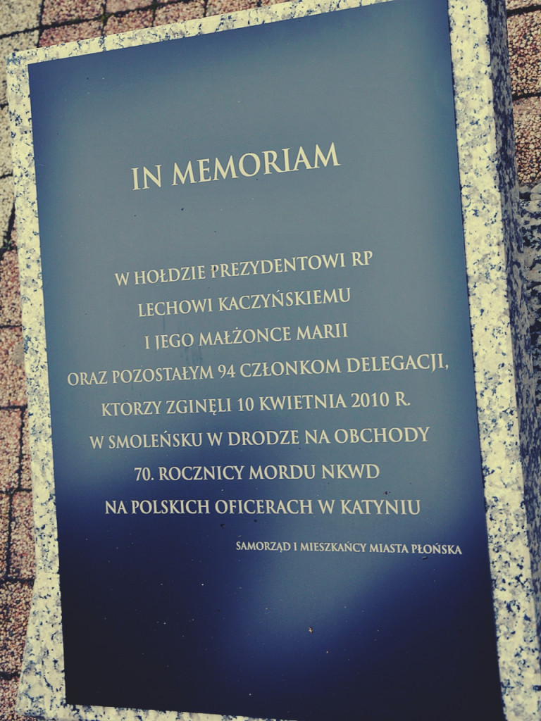 Gdy zgasną już znicze pod krzyżem katyńskim...