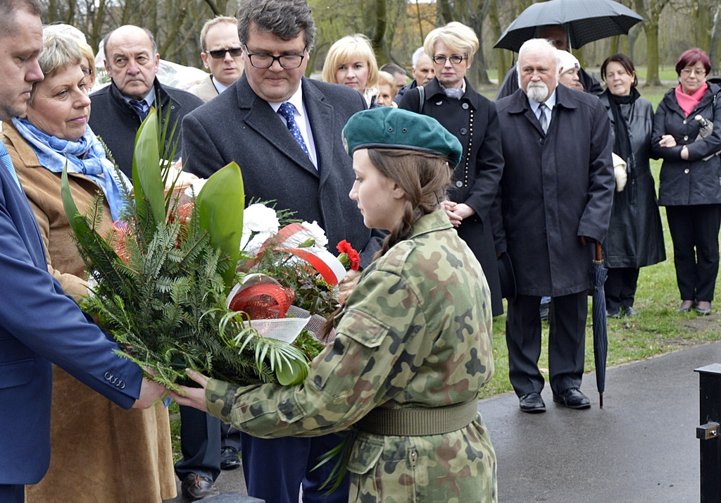 Gdy zgasną już znicze pod krzyżem katyńskim...
