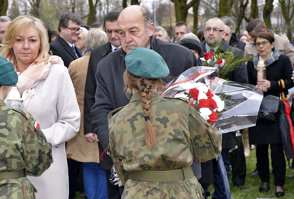 Gdy zgasną już znicze pod krzyżem katyńskim...