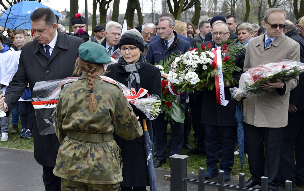 Gdy zgasną już znicze pod krzyżem katyńskim...
