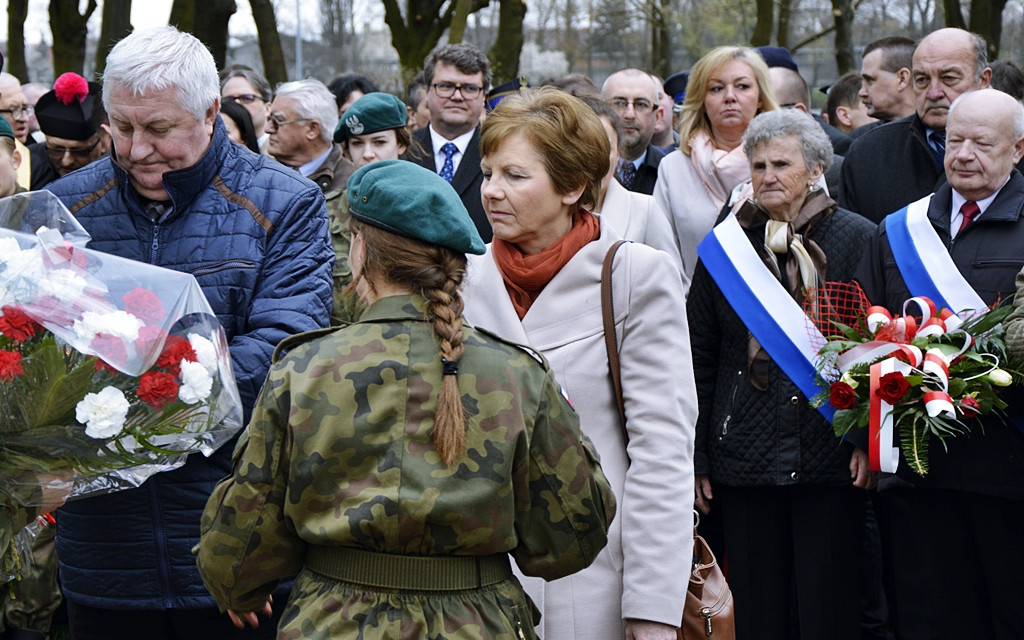 Gdy zgasną już znicze pod krzyżem katyńskim...