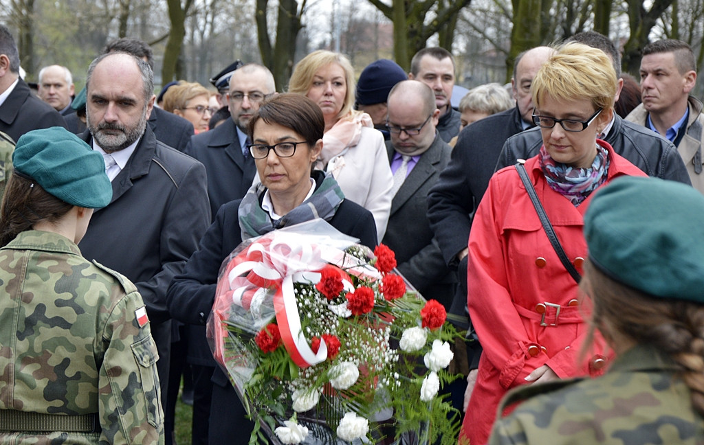Gdy zgasną już znicze pod krzyżem katyńskim...