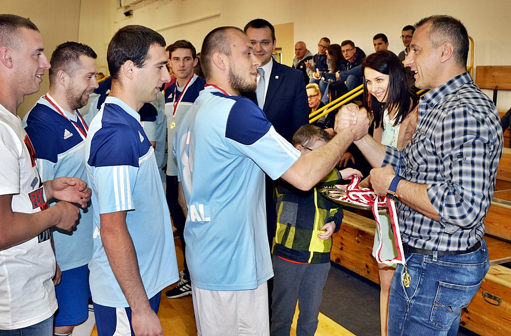 Świerczewski wręczał medale, Iwan gratulował. Futsal świętuje halowy tytuł [FOTO]