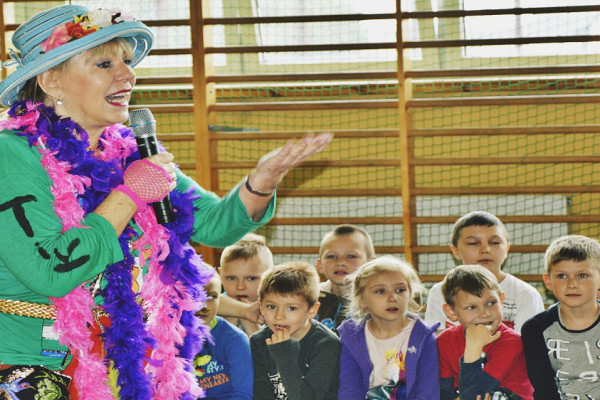 W kolorowych piórkach i butach nie do pary. Ewa Chotomska w szkole w Siedlinie [FOTO]