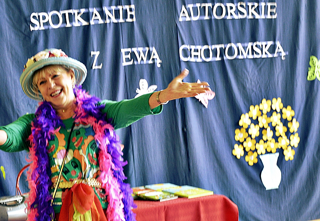 W kolorowych piórkach i butach nie do pary. Ewa Chotomska w szkole w Siedlinie [FOTO]