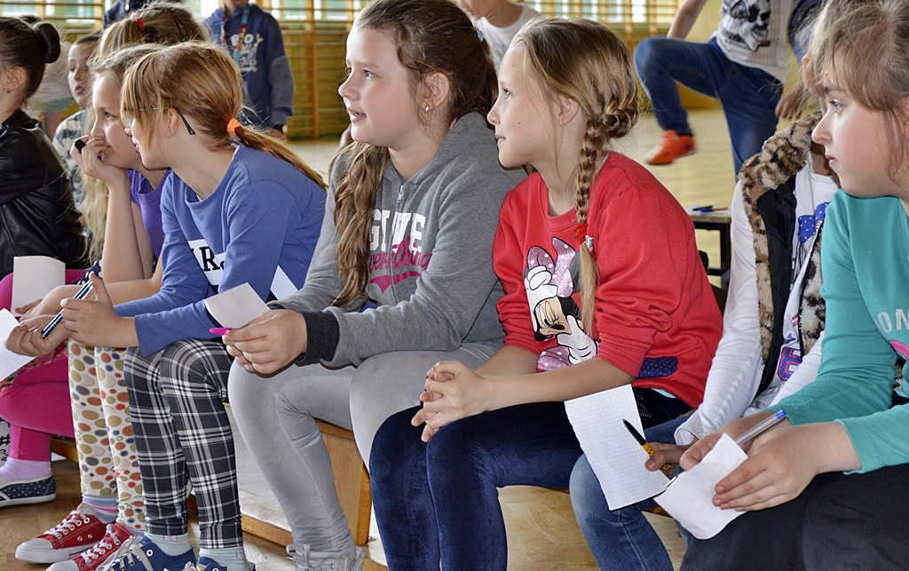 W kolorowych piórkach i butach nie do pary. Ewa Chotomska w szkole w Siedlinie [FOTO]