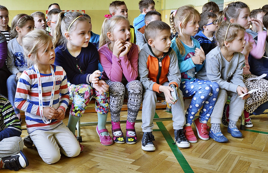 W kolorowych piórkach i butach nie do pary. Ewa Chotomska w szkole w Siedlinie [FOTO]