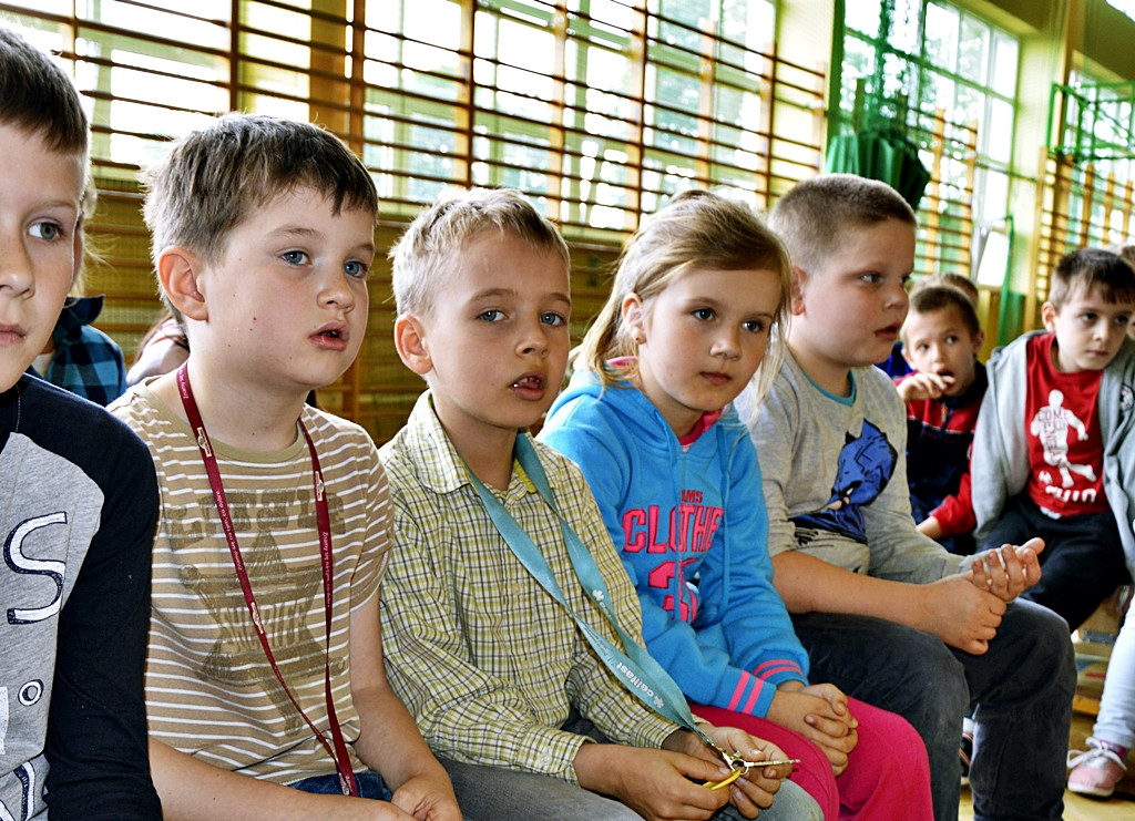 W kolorowych piórkach i butach nie do pary. Ewa Chotomska w szkole w Siedlinie [FOTO]