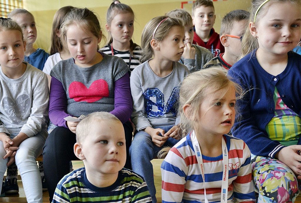 W kolorowych piórkach i butach nie do pary. Ewa Chotomska w szkole w Siedlinie [FOTO]