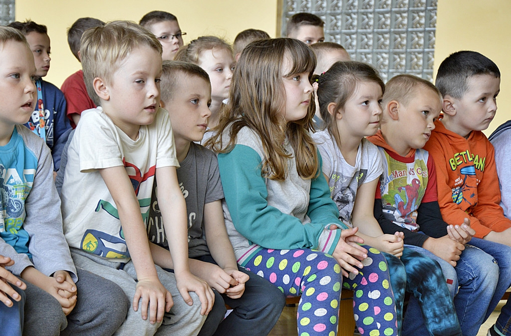 W kolorowych piórkach i butach nie do pary. Ewa Chotomska w szkole w Siedlinie [FOTO]