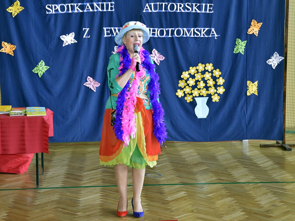 W kolorowych piórkach i butach nie do pary. Ewa Chotomska w szkole w Siedlinie [FOTO]