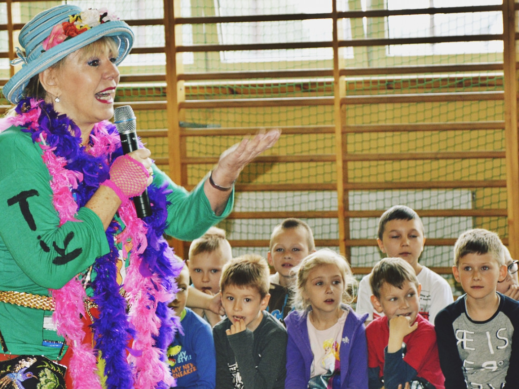 W kolorowych piórkach i butach nie do pary. Ewa Chotomska w szkole w Siedlinie [FOTO]