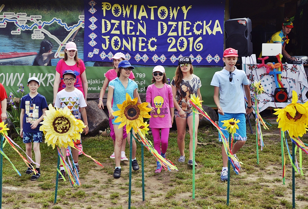 Dzieci świetnie bawiły się nad Wkrą! [FOTO]