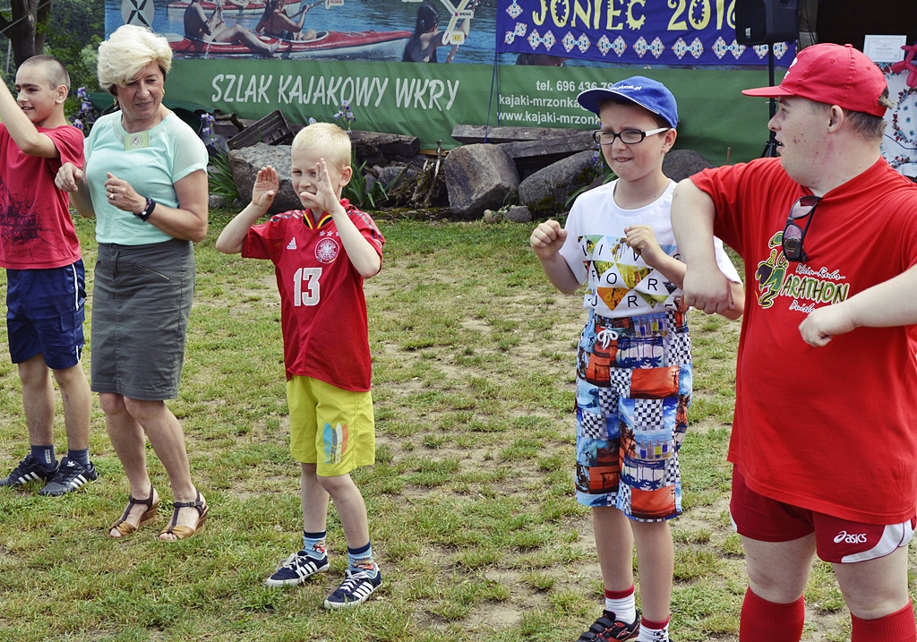 Dzieci świetnie bawiły się nad Wkrą! [FOTO]