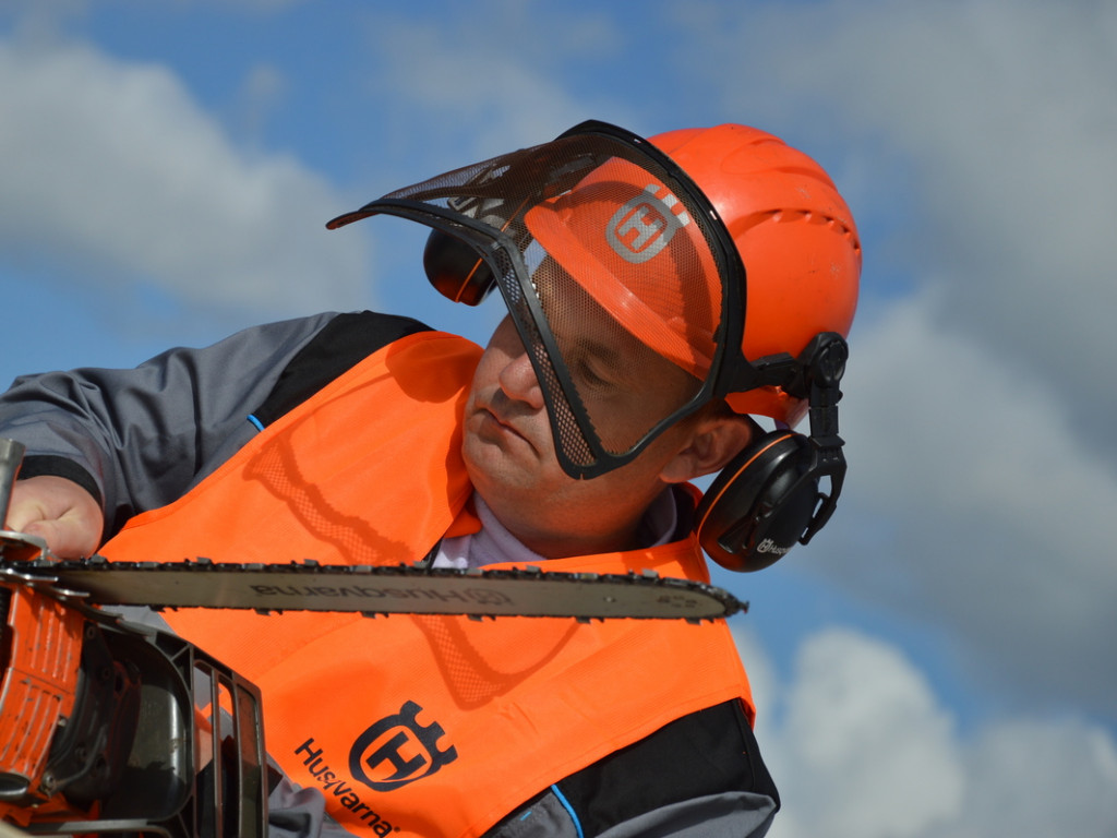 Cięli, rąbali, aż wióry leciały. Niecodzienne zawody w czerwińskiej gminie [FOTO]