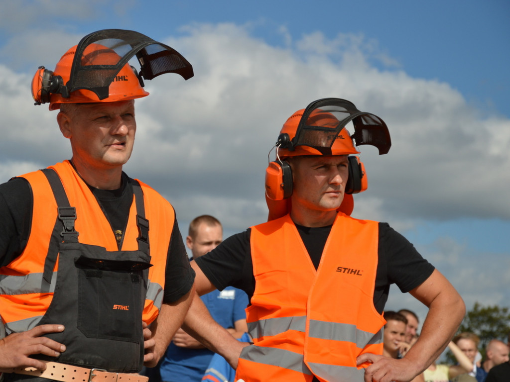 Cięli, rąbali, aż wióry leciały. Niecodzienne zawody w czerwińskiej gminie [FOTO]