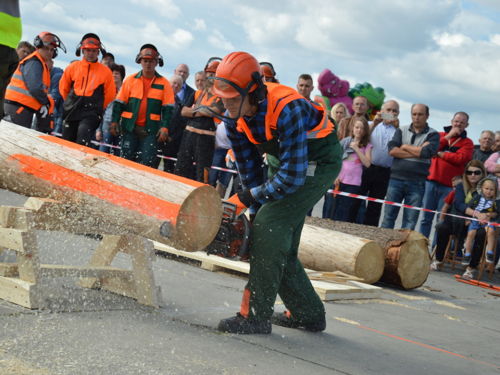 Cięli, rąbali, aż wióry leciały. Niecodzienne zawody w czerwińskiej gminie [FOTO]