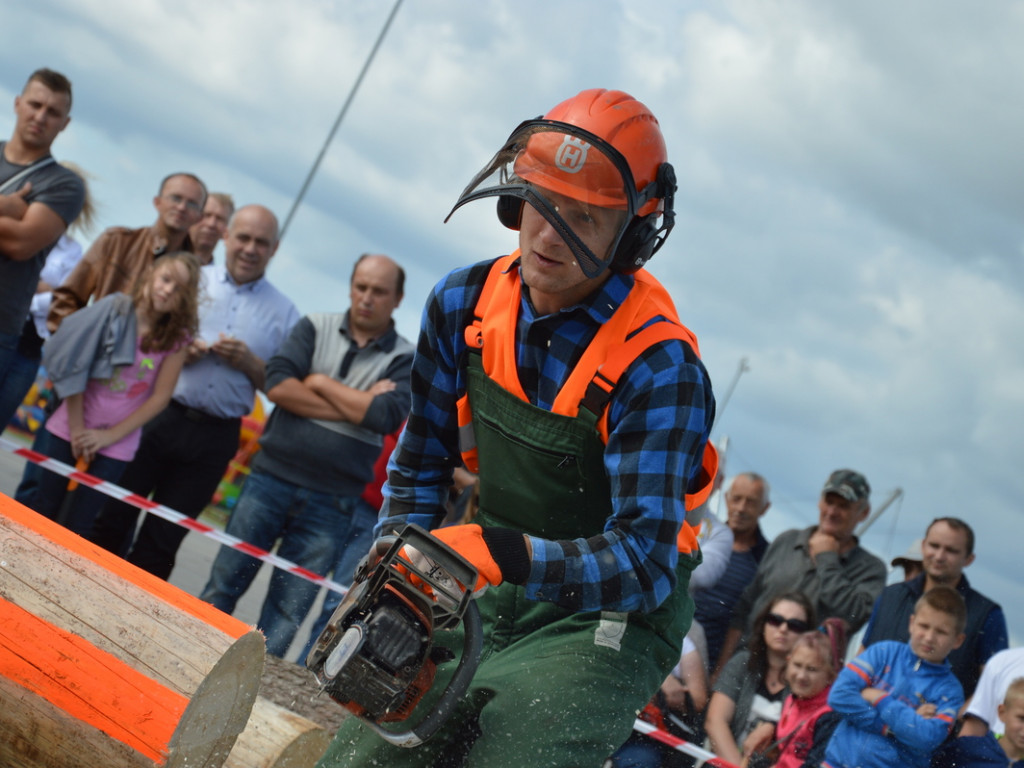Cięli, rąbali, aż wióry leciały. Niecodzienne zawody w czerwińskiej gminie [FOTO]