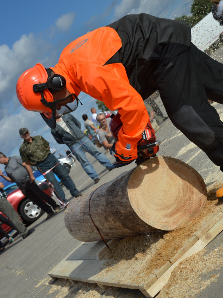 Cięli, rąbali, aż wióry leciały. Niecodzienne zawody w czerwińskiej gminie [FOTO]