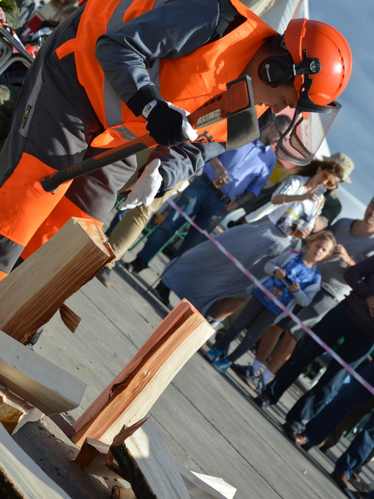 Cięli, rąbali, aż wióry leciały. Niecodzienne zawody w czerwińskiej gminie [FOTO]