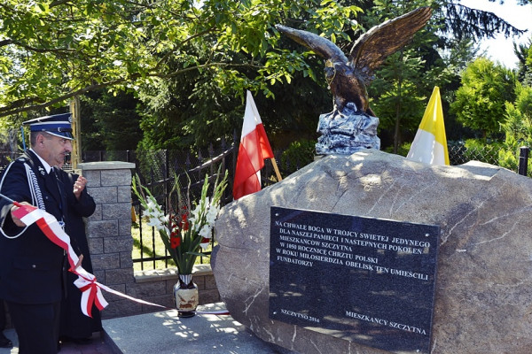 Kość niezgody spadła z hukiem na jubileuszowy pomnik