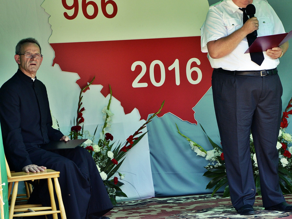 Kość niezgody spadła z hukiem na jubileuszowy pomnik