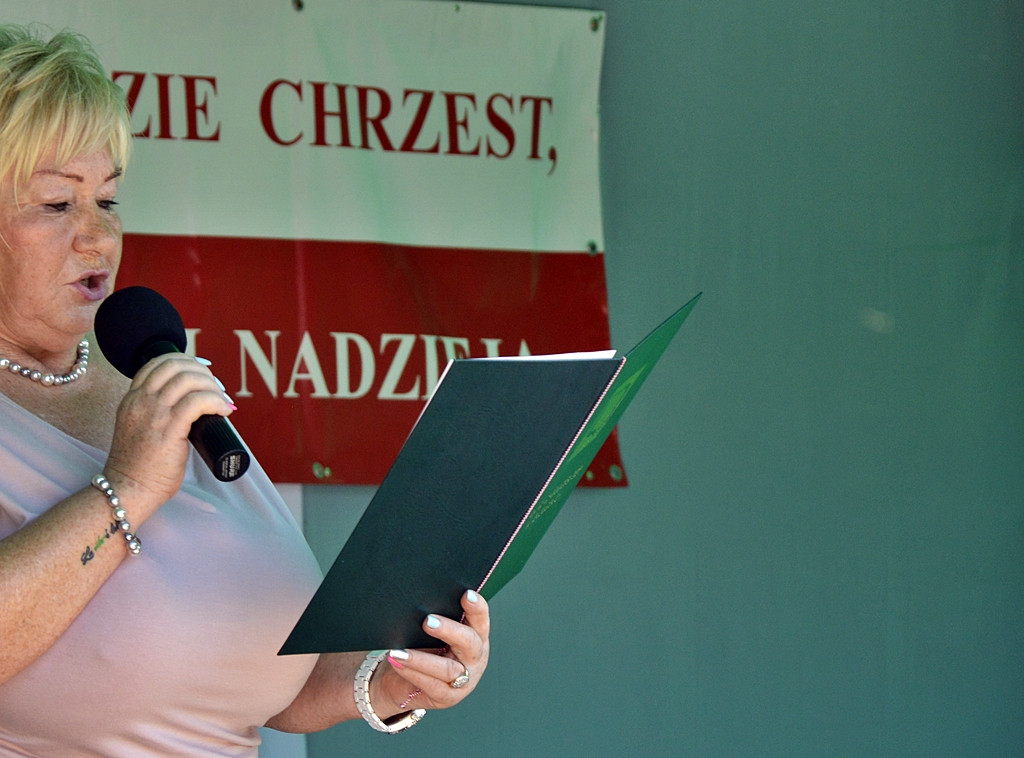 Kość niezgody spadła z hukiem na jubileuszowy pomnik