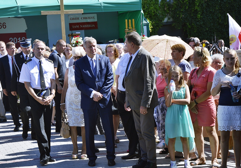 Kość niezgody spadła z hukiem na jubileuszowy pomnik