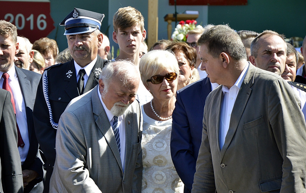 Kość niezgody spadła z hukiem na jubileuszowy pomnik