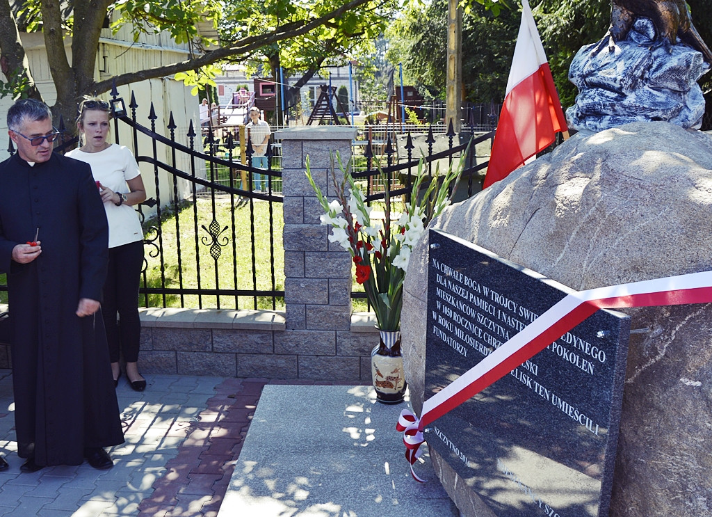 Kość niezgody spadła z hukiem na jubileuszowy pomnik