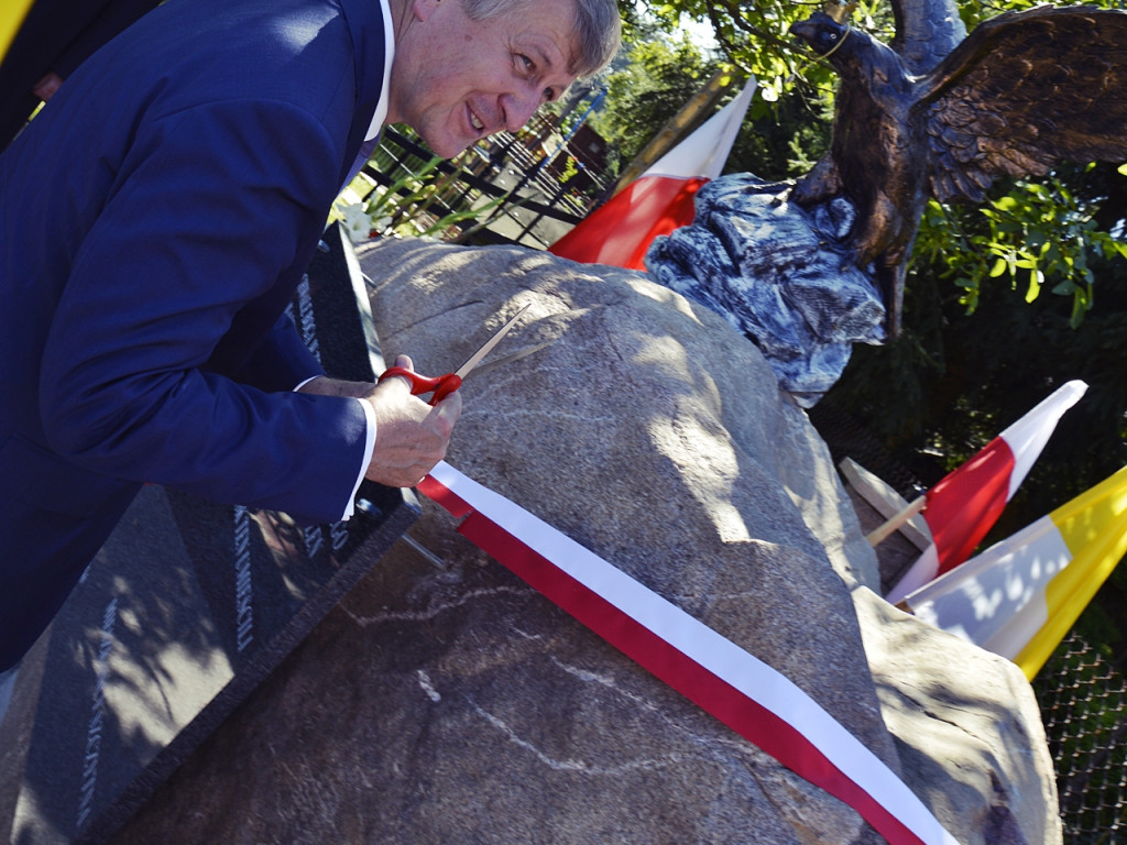 Kość niezgody spadła z hukiem na jubileuszowy pomnik