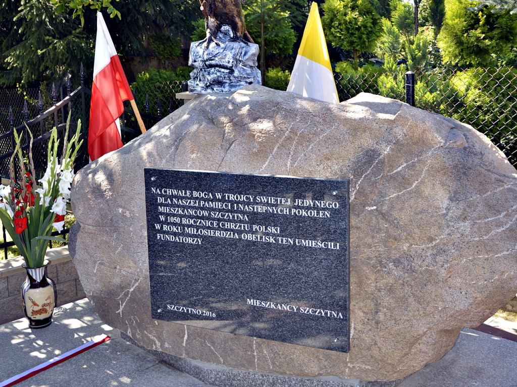 Kość niezgody spadła z hukiem na jubileuszowy pomnik