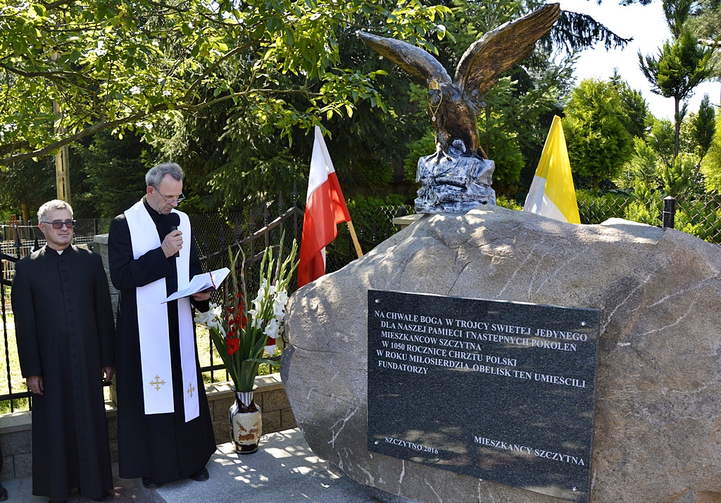 Kość niezgody spadła z hukiem na jubileuszowy pomnik