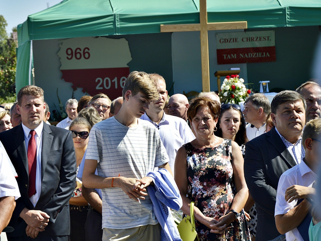 Kość niezgody spadła z hukiem na jubileuszowy pomnik