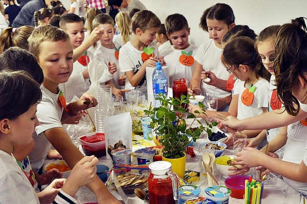 Mają tę moc! Śniadaniowa akcja dla dzieci w ,,małej dwójce? [FOTO]