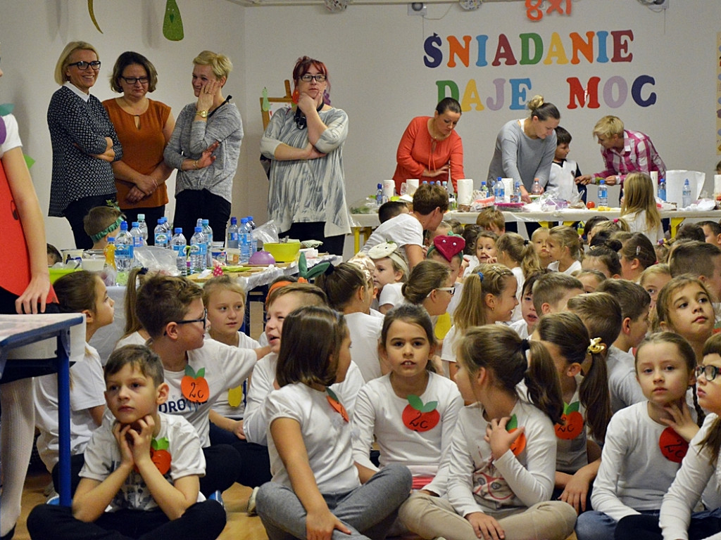 Mają tę moc! Śniadaniowa akcja dla dzieci w ,,małej dwójce? [FOTO]