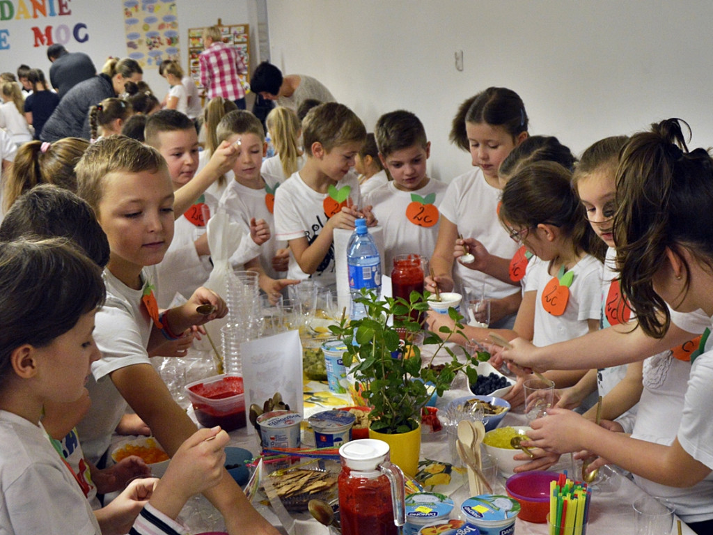 Mają tę moc! Śniadaniowa akcja dla dzieci w ,,małej dwójce? [FOTO]